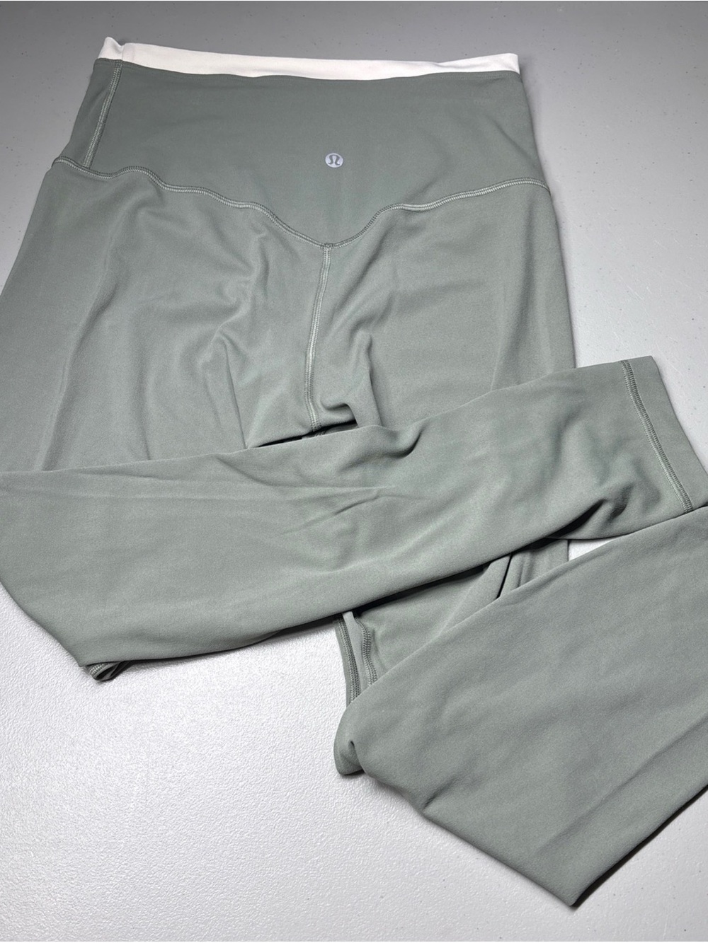 Lululemon Align Super-High Rise Legging Light Green Size 8 LW5HZXS Athletic Fit
